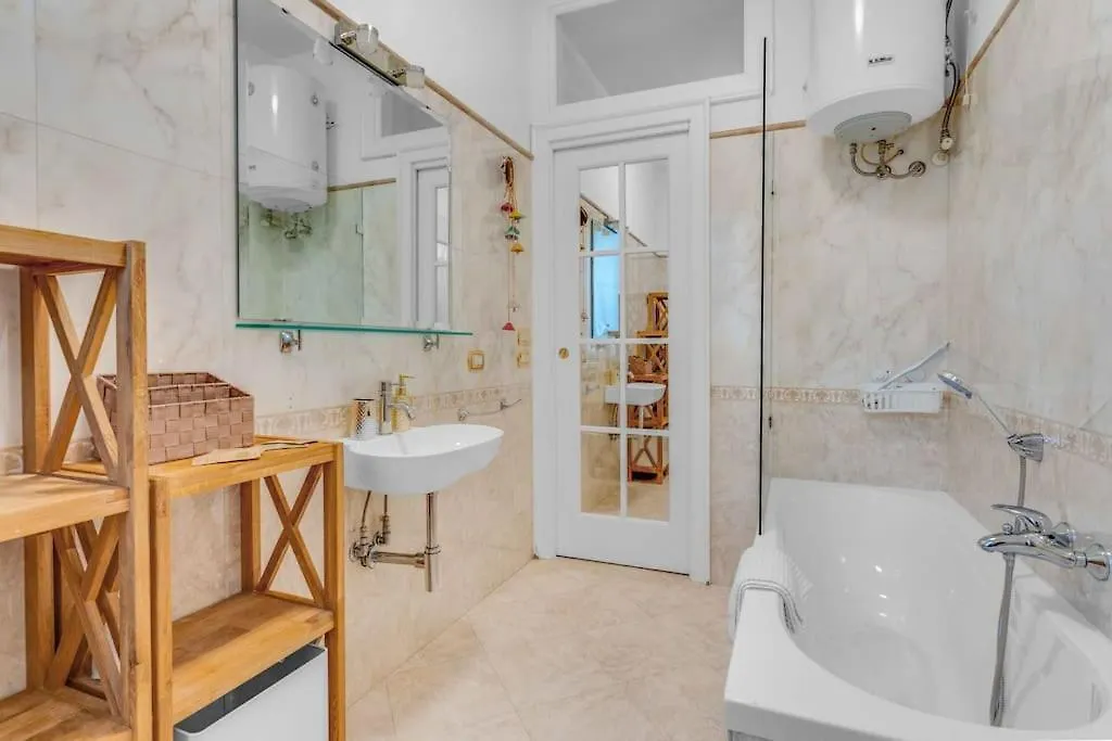 La Galleria D'Arte Di Desenzano -Luxury Gold Loft- Ντεζεντσάνο ντελ Γκάρντα 0*,  Ιταλία